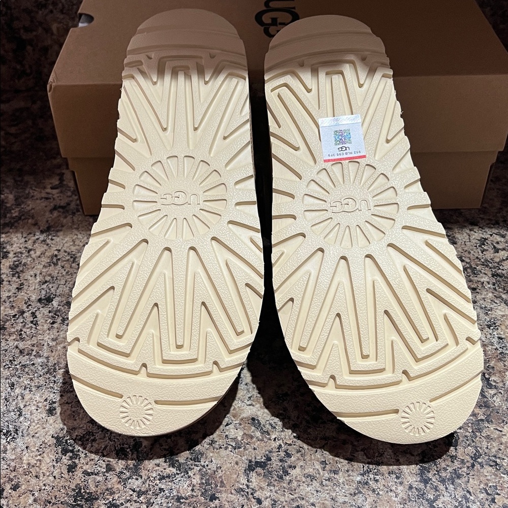 UGG Goldenstar Clogs In Chestnut - Picture 8 of 11